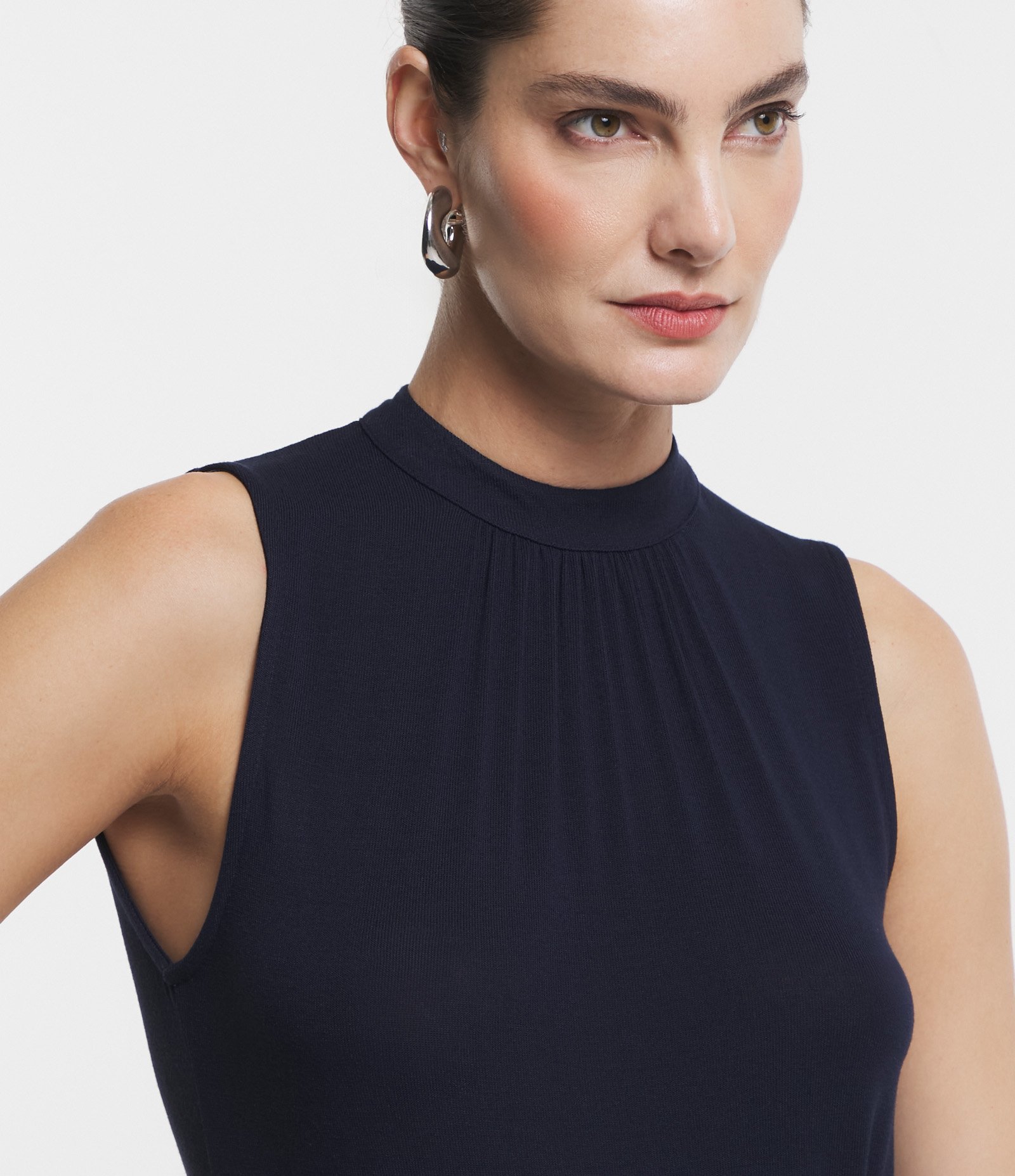 Blusa Regata em Viscolycra com Golinha Alta e Pregas Azul Marinho 1