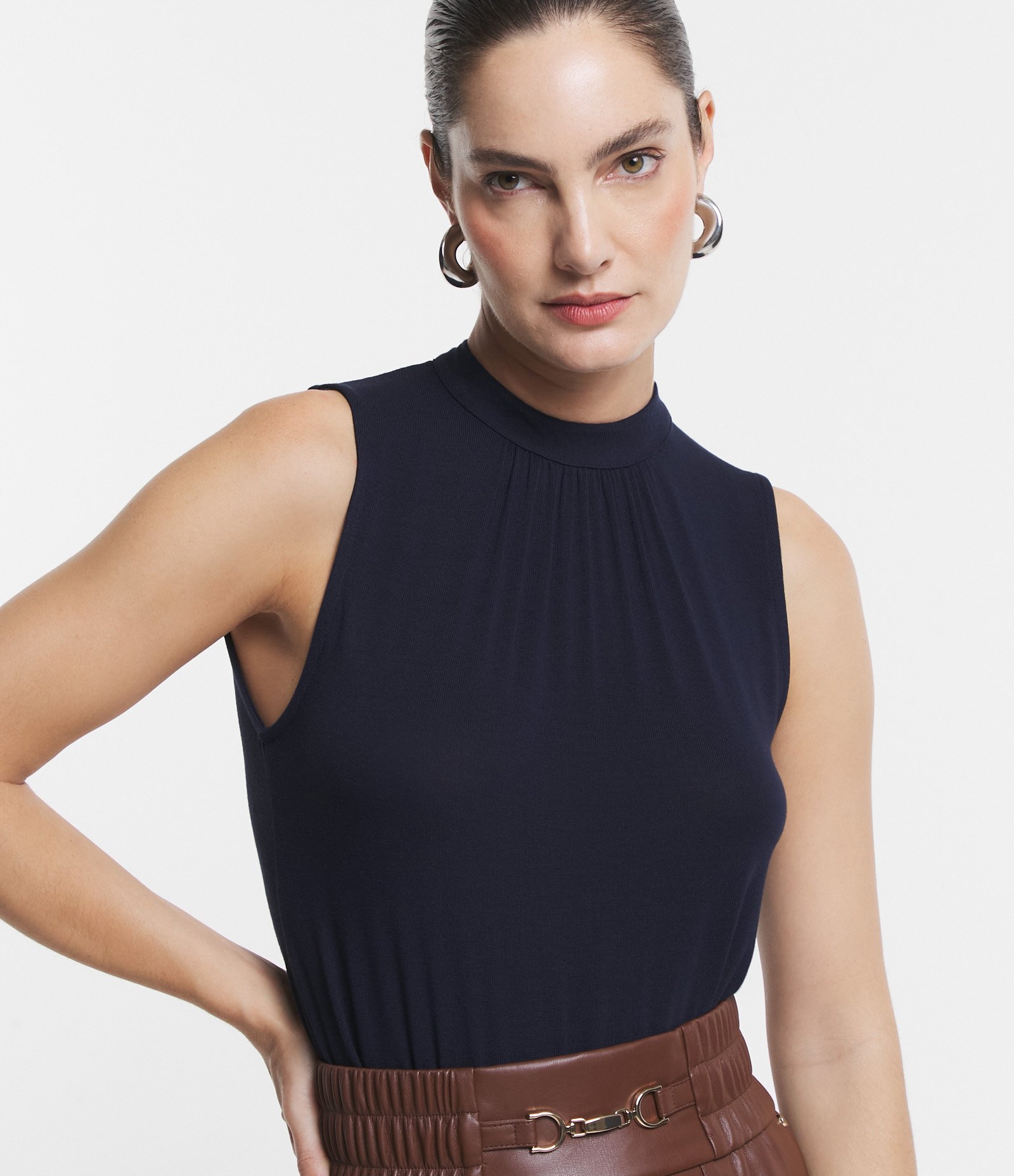 Blusa Regata em Viscolycra com Golinha Alta e Pregas Azul Marinho 3