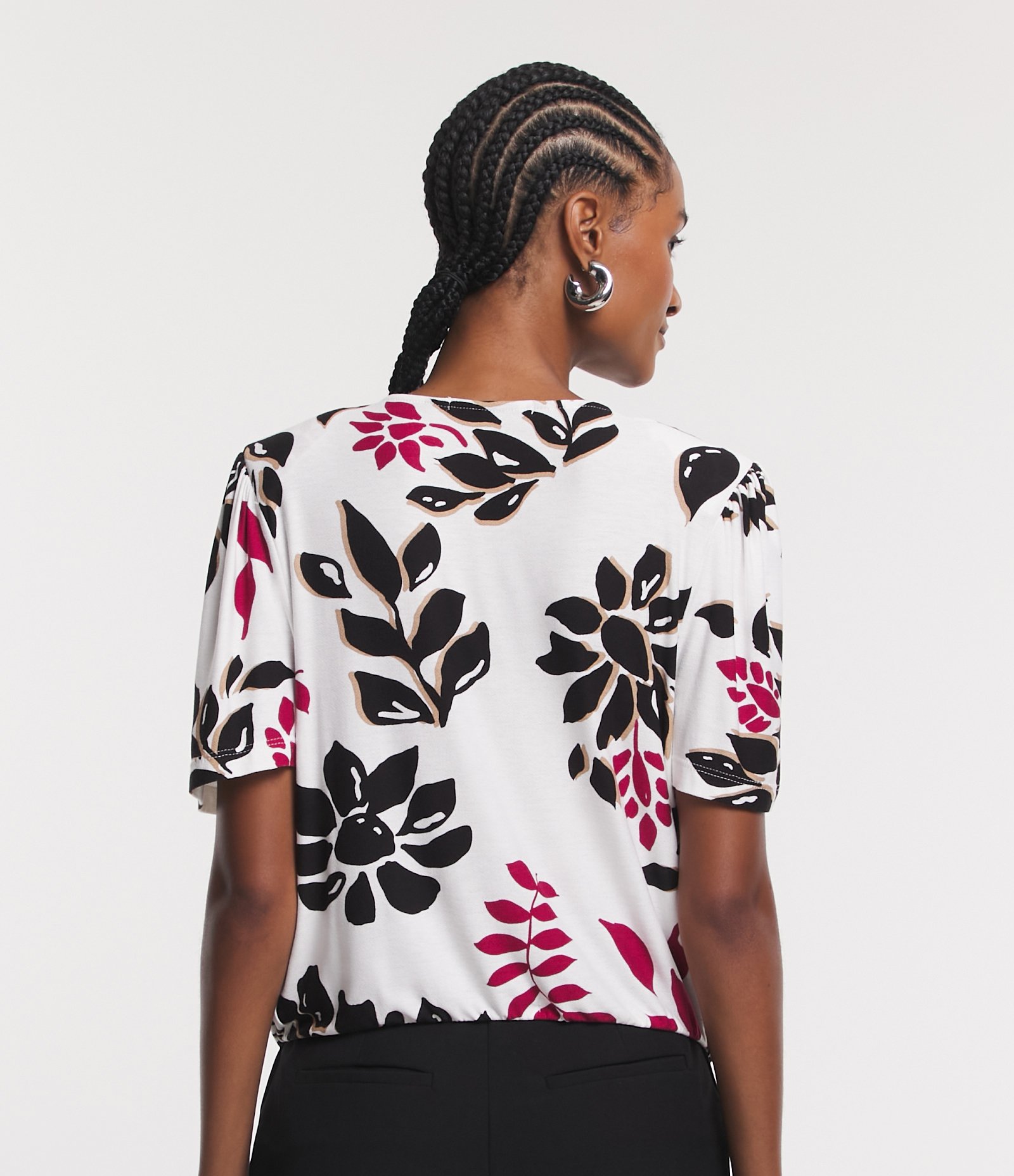 Blusa em Viscose com Manga Bufante e Estampa Folhagens e Flores Branco Neve 3