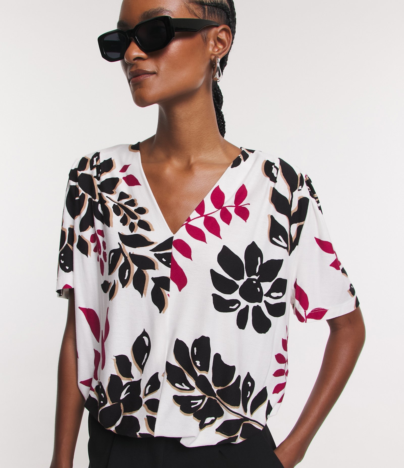 Blusa em Viscose com Manga Bufante e Estampa Folhagens e Flores Branco Neve 4