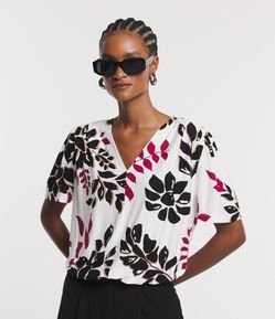 Blusa em Viscose com Manga Bufante e Estampa Folhagens e Flores