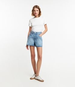 Short Meia Coxa Cintura Baixa em Jeans com Barra Cortada