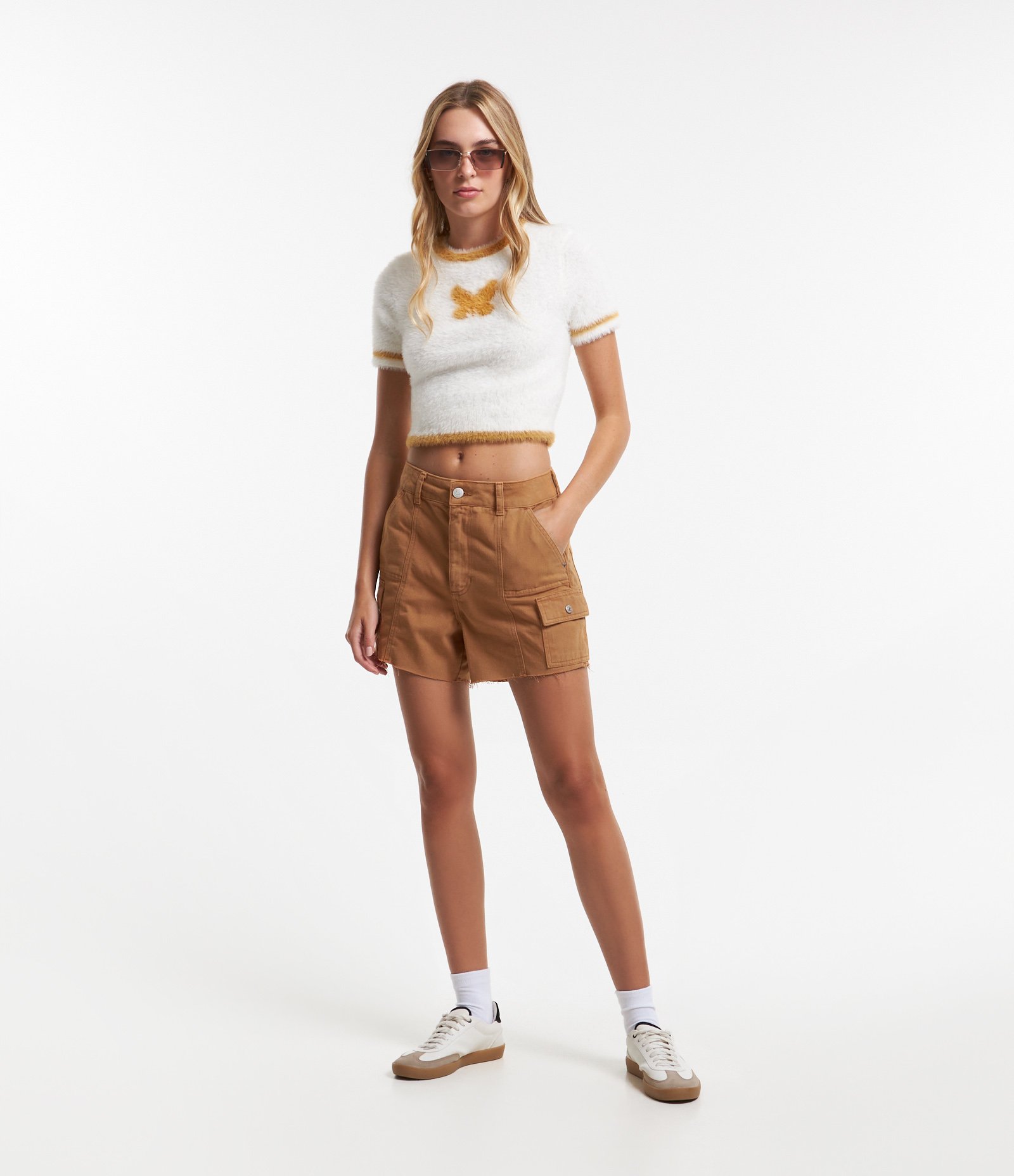 Bermuda Regular em Jeans com Bolso Cargo e Barra Desfeita Marrom 1