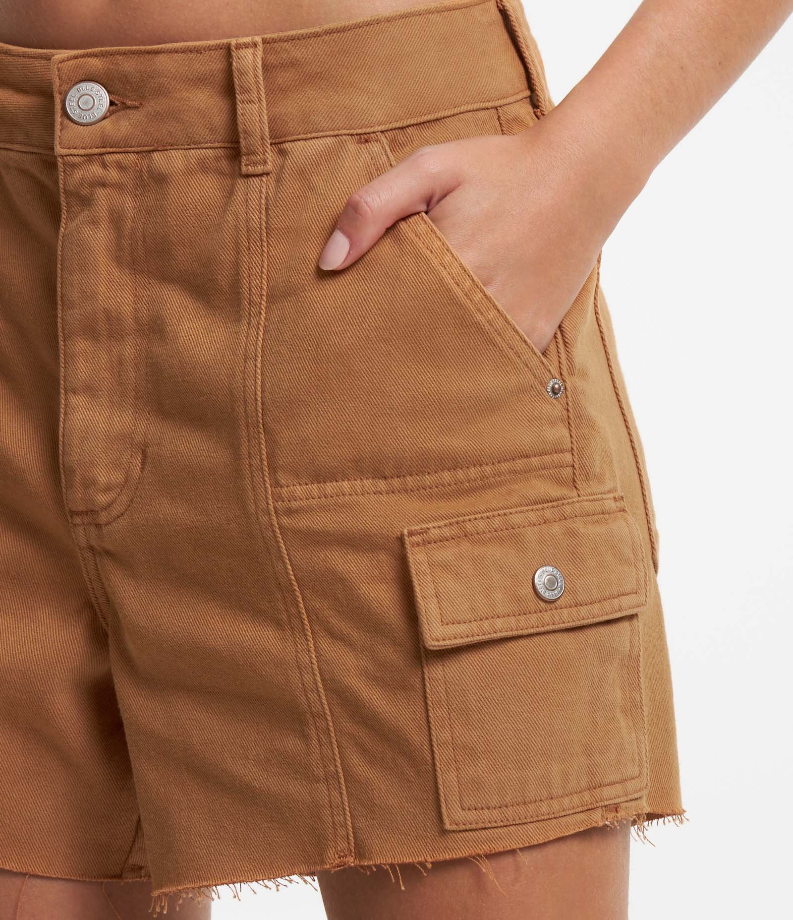 Bermuda Regular em Jeans com Bolso Cargo e Barra Desfeita Marrom 4