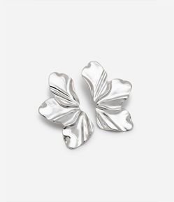 Brinco Médio em Metal Meia Flor com 03 Pétalas