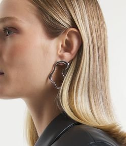 Brinco Argola Formato Orgânico em Metal com Ondulações