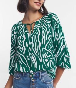 Blusa em Viscose com Amarração na Gola e Estampa Folhagens