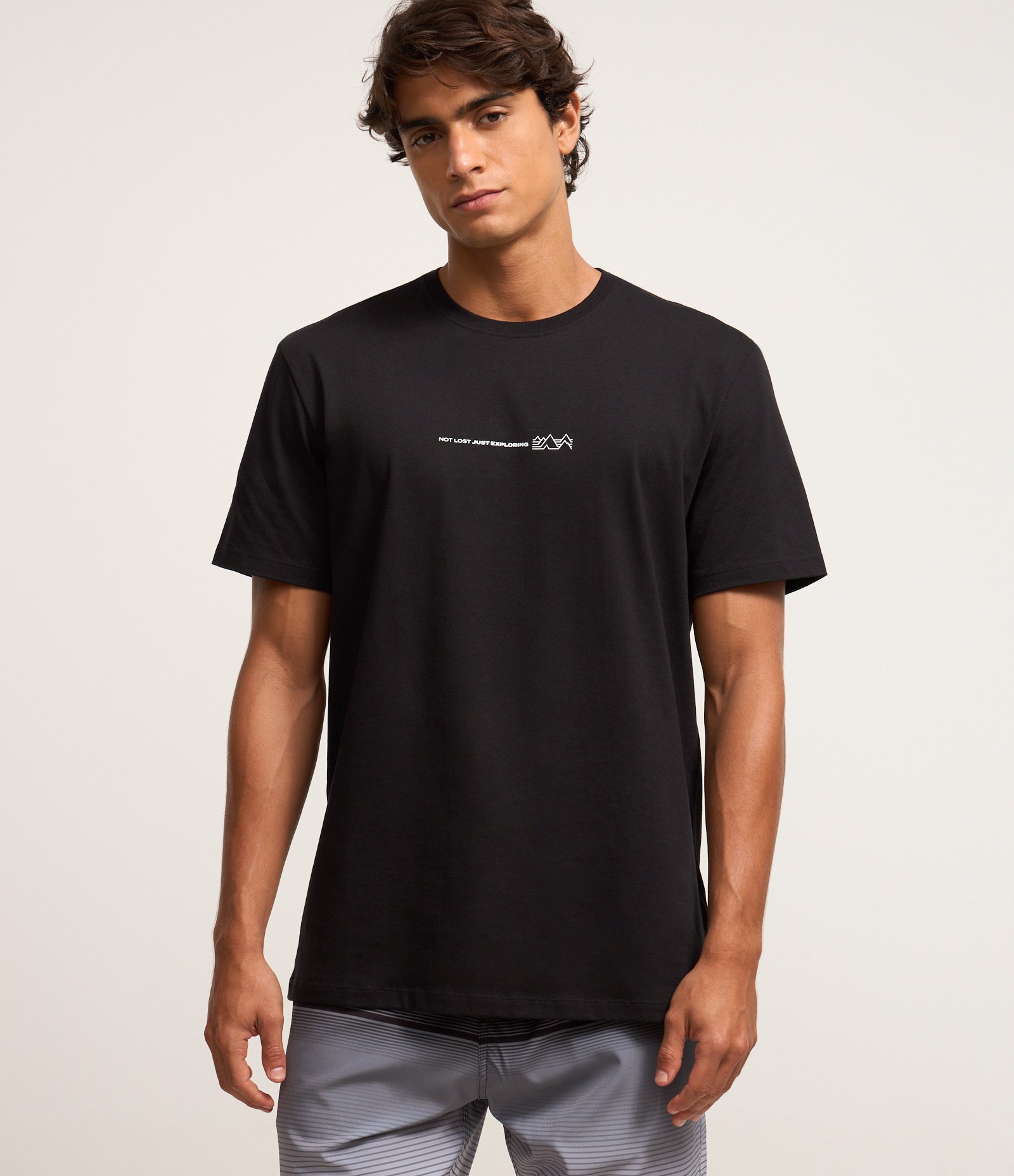 Camiseta Comfort em Algodão Peruano com Estampa Exploring Preto 1