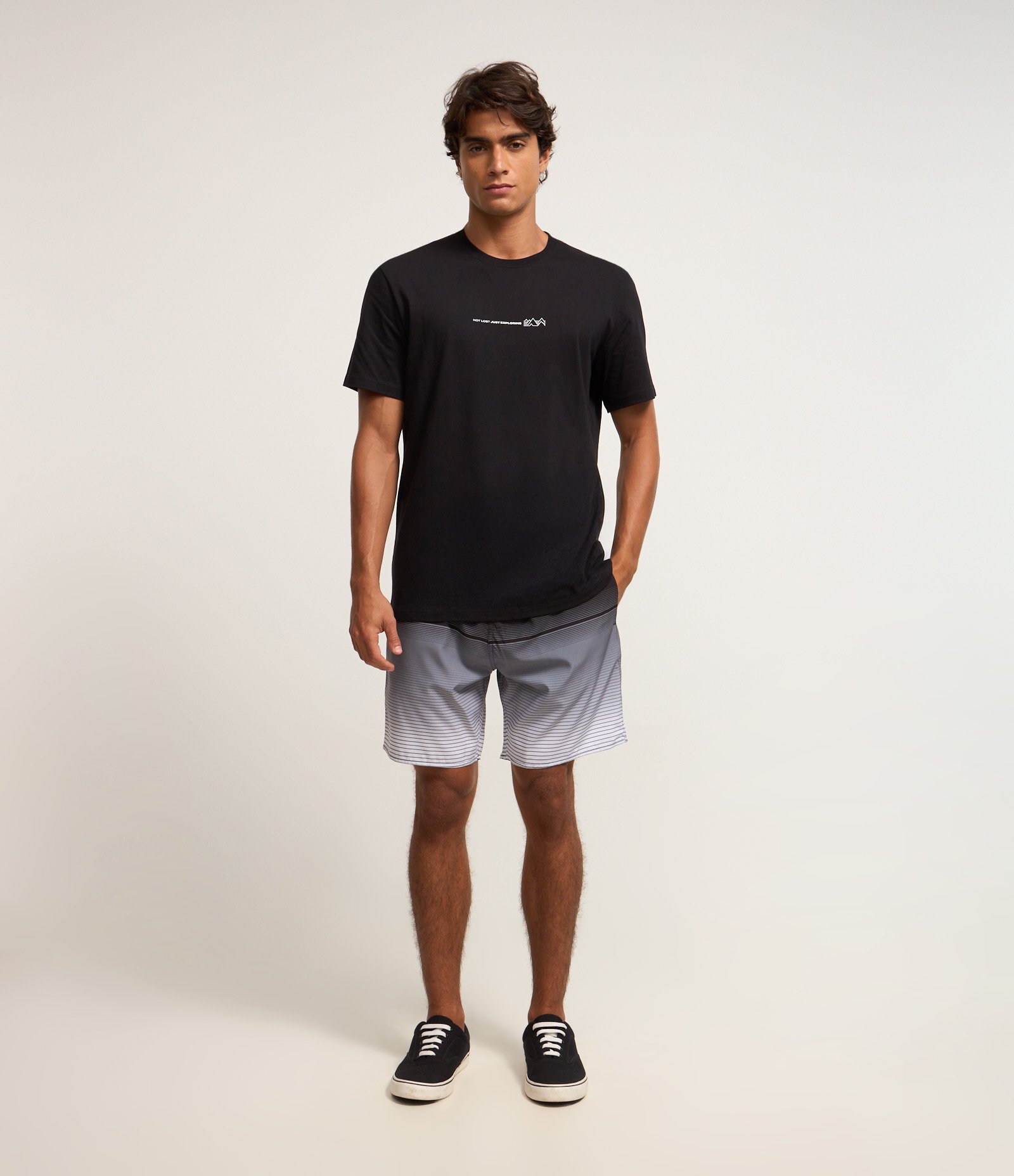 Camiseta Comfort em Algodão Peruano com Estampa Exploring Preto 2