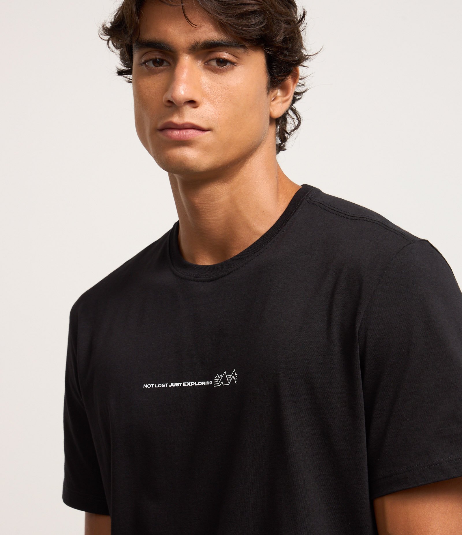 Camiseta Comfort em Algodão Peruano com Estampa Exploring Preto 3