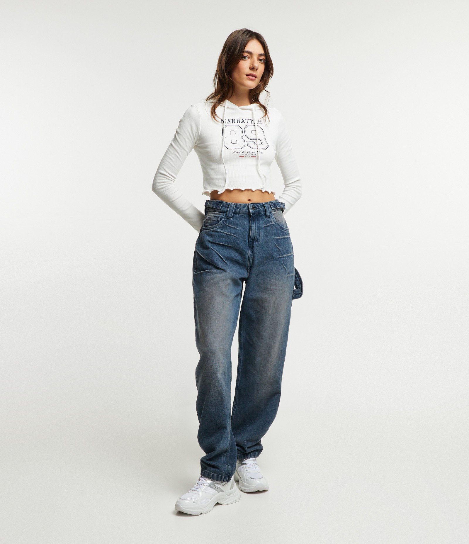 Blusa Cropped em Ribana com Capuz e Lettering College Manhattan Branco 2