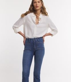 Calça Bootcut em Jeans com Bolsos Diferenciados