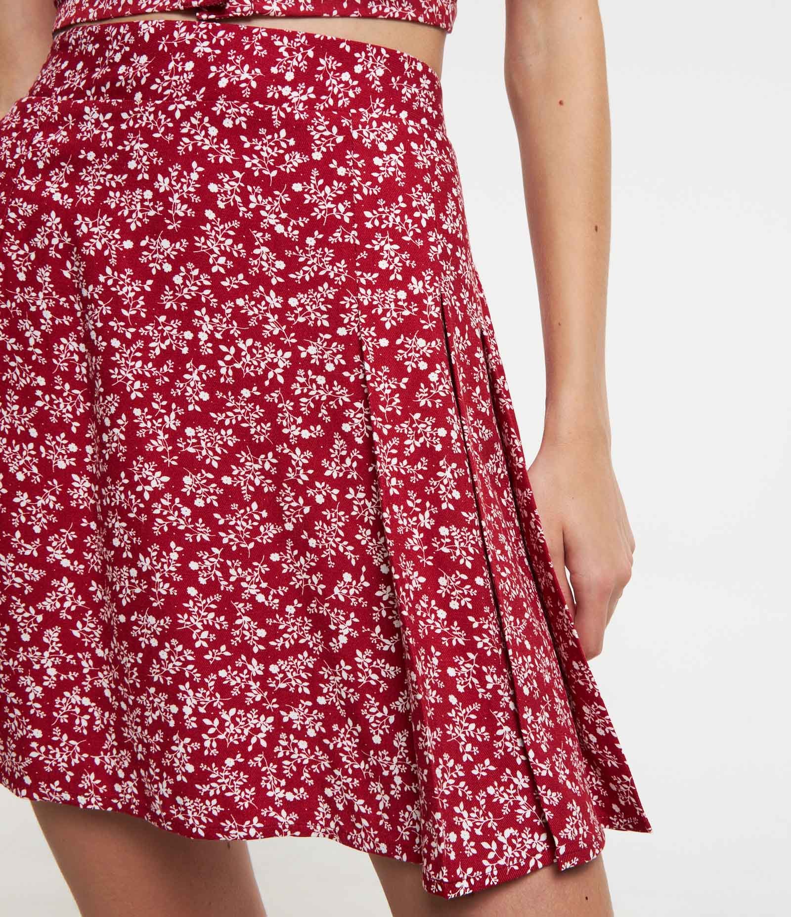 Saia Curta em Viscose com Estampa Floral Liberty e Pregas Vermelho 4