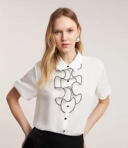 Camisa com Gola Jabô e Abotoamento Frontal