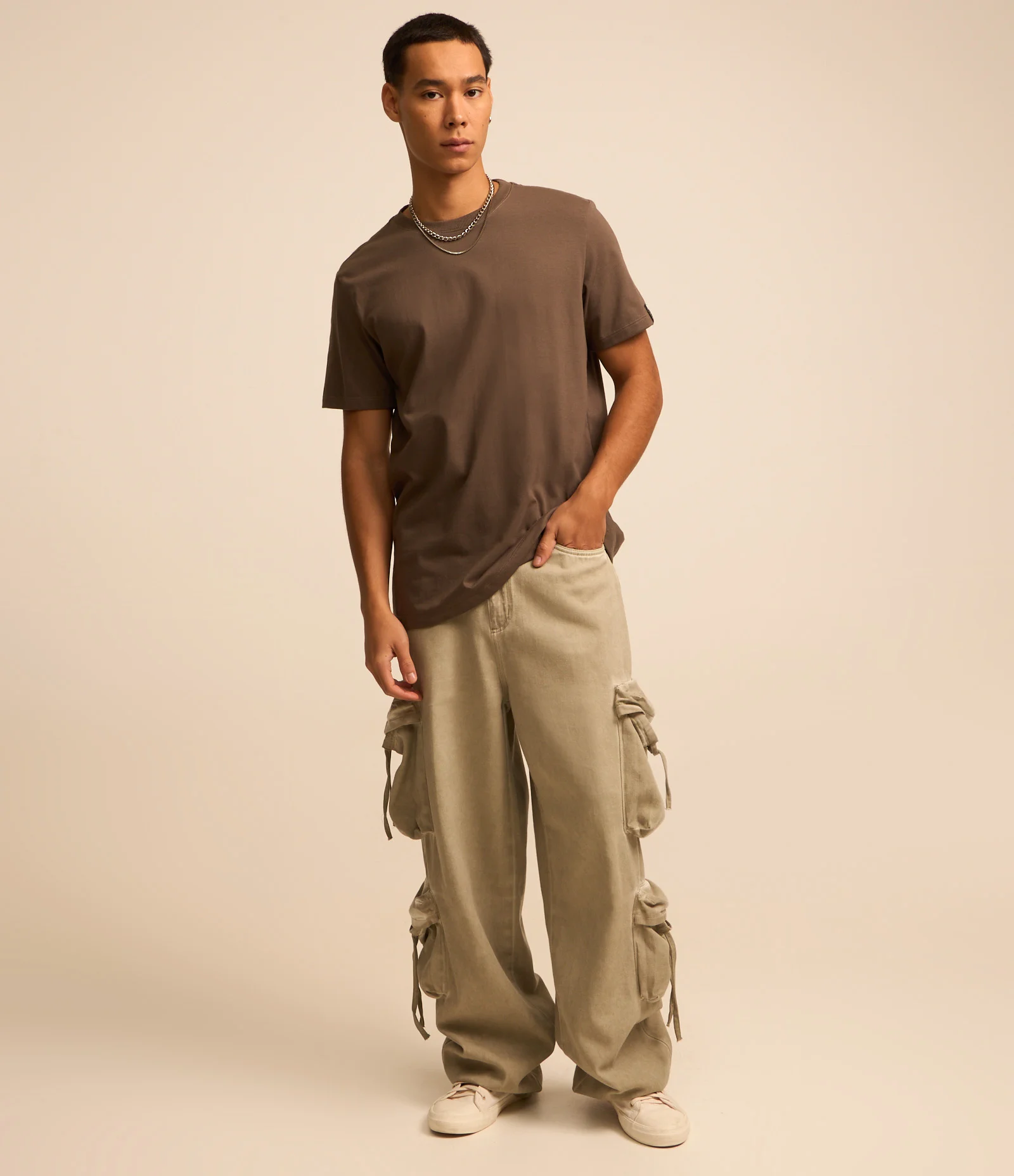 Camiseta Comfort Básica em Malhão com Etiqueta na Manga Marrom 2