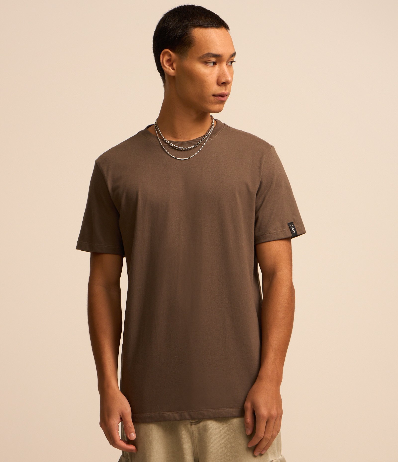 Camiseta Comfort Básica em Malhão com Etiqueta na Manga Marrom 3