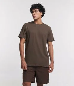 Camiseta Comfort Básica em Malhão com Etiqueta na Manga
