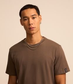 Camiseta Comfort Básica em Malhão com Etiqueta na Manga