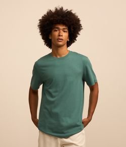 Camiseta Comfort Básica em Malhão com Etiqueta na Manga