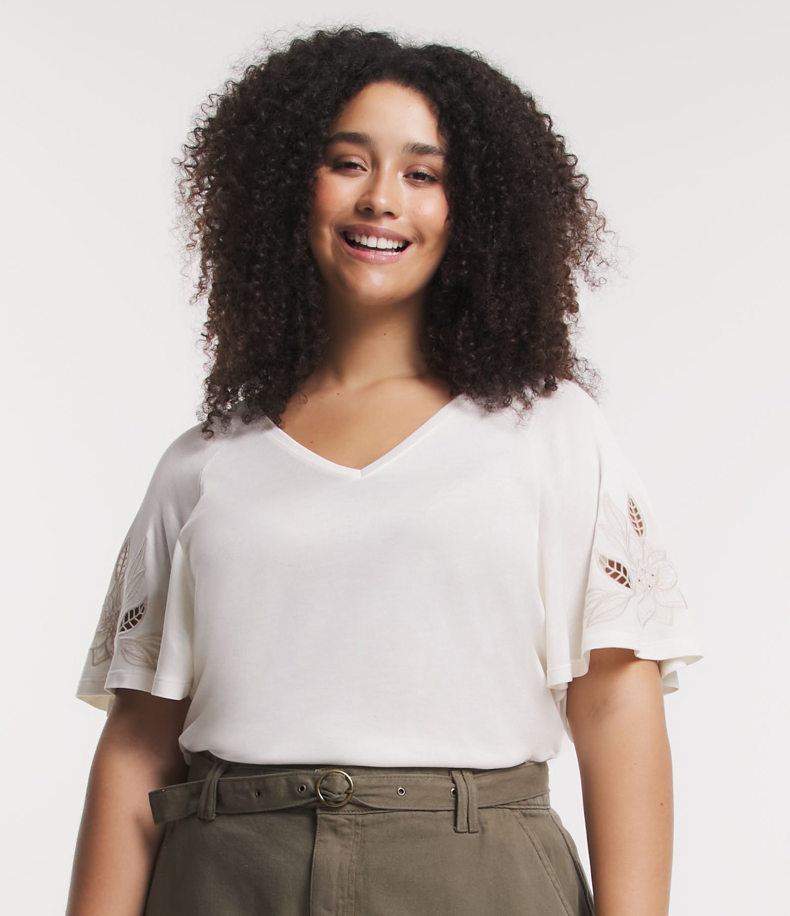 Blusa em Tricô com Flor Bordada na Manga Ampla Curve & Plus Size Off White 1