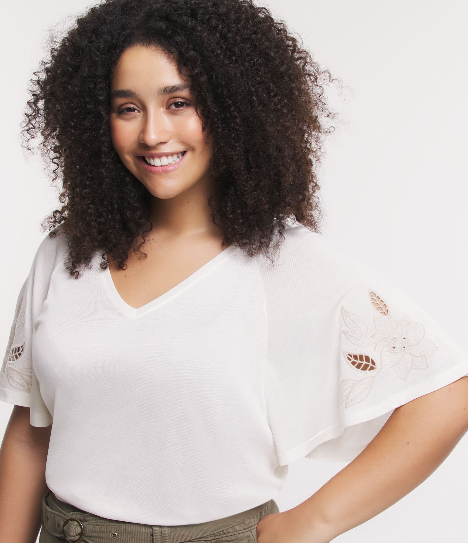 Blusa em Tricô com Flor Bordada na Manga Ampla Curve & Plus Size Off White 4