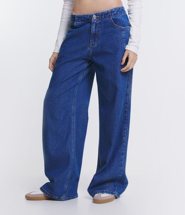 Calça Wide Leg em Jeans com Fivela e Detalhe V no Cós
