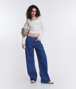 Calça Wide Leg em Jeans com Fivela e Detalhe V no Cós