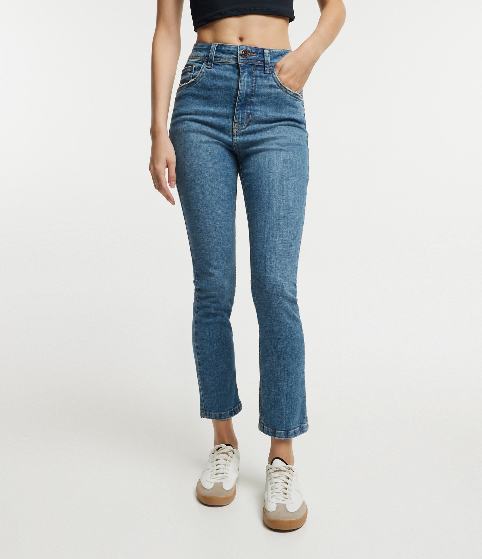 Calça Cigarrete em Jeans com Cintura Média Azul 2
