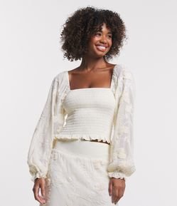 Blusa em Chiffon com Corpo em Lastex e Bordado Floral nas Mangas