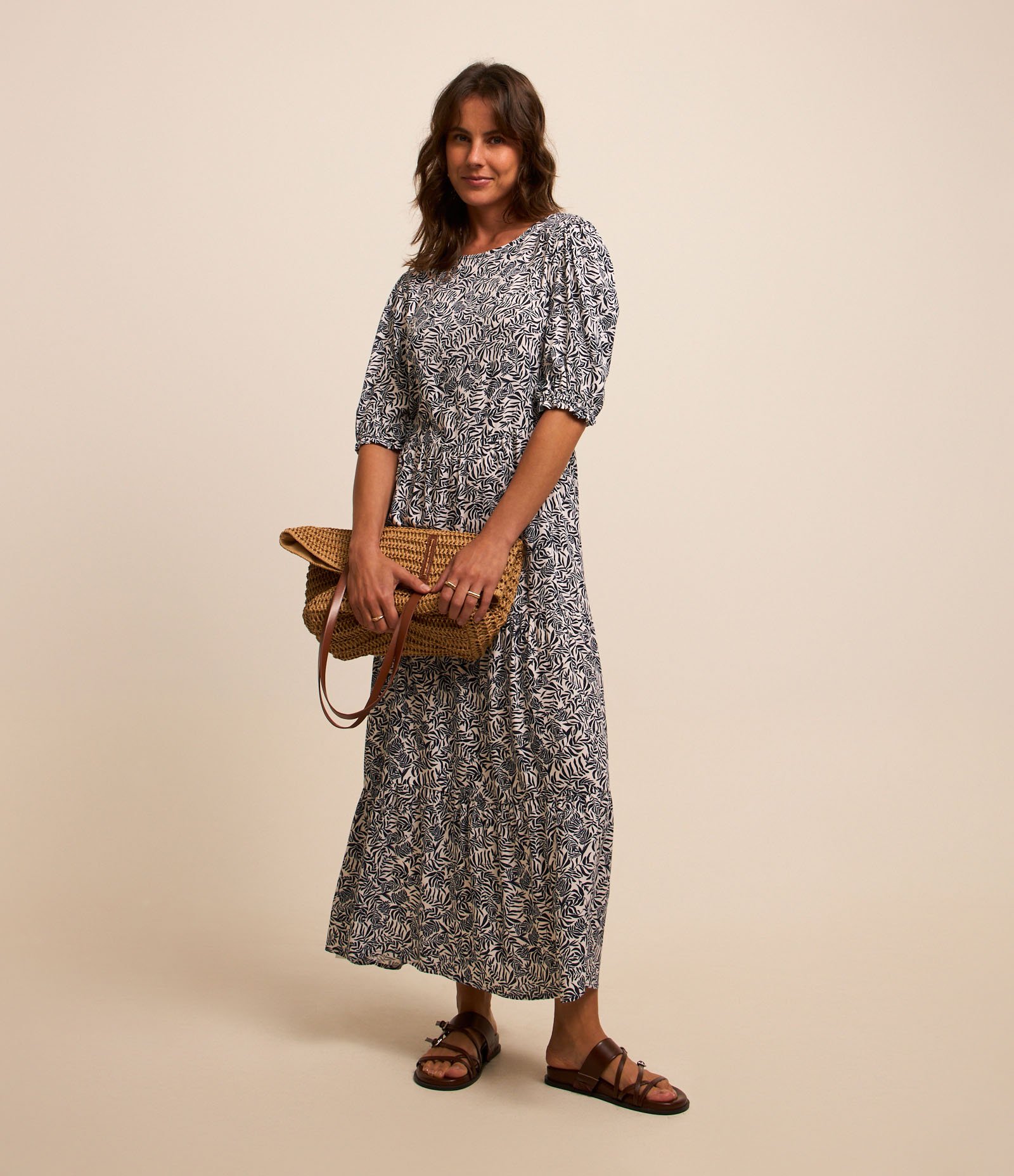 Vestido Midi Evasê em Viscose com Manga Princesa e Estampa Folhagens Preto 2