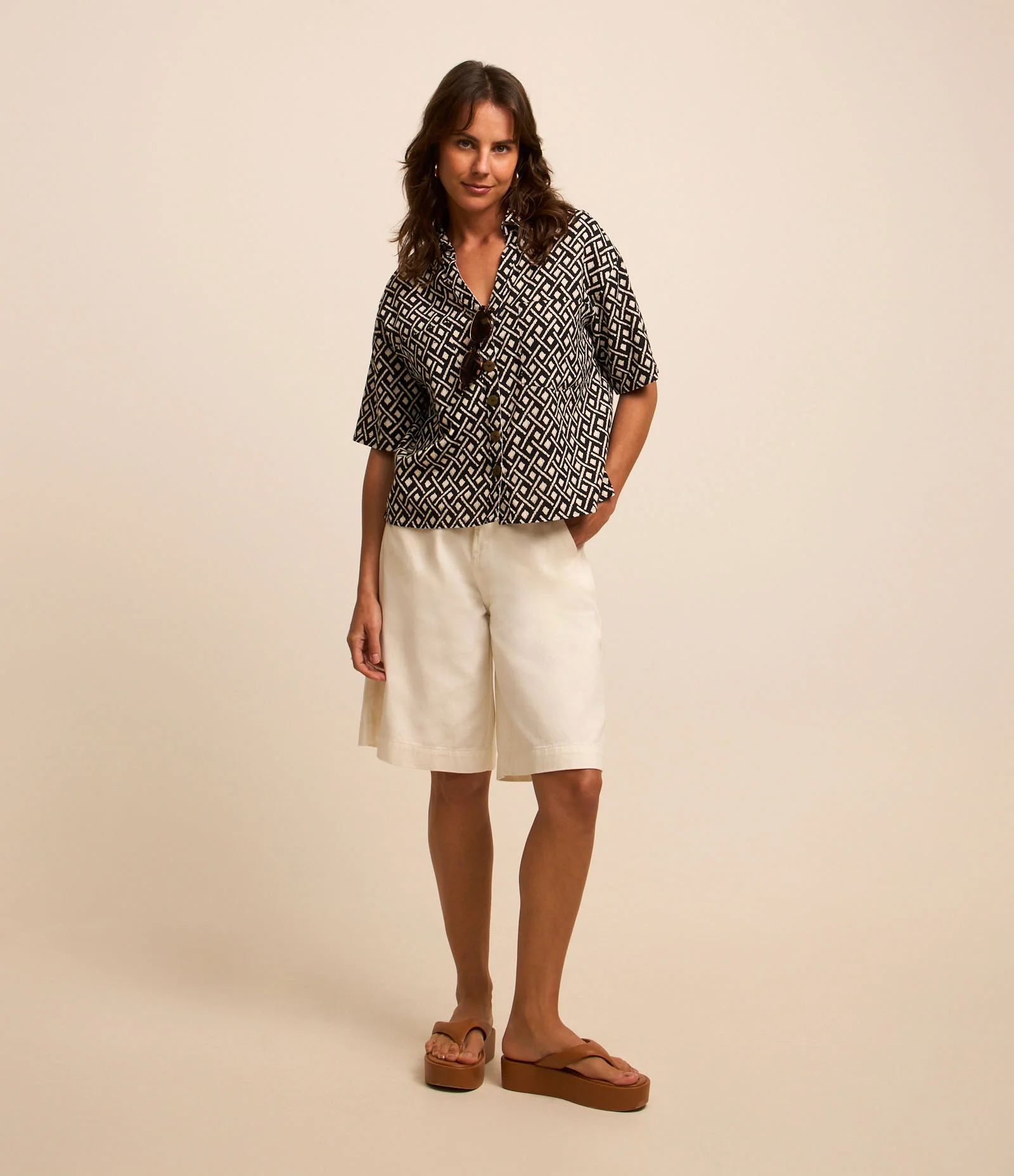 Camisa em Viscolinho com Estampa Geométrica com Botões Frontais Preto 2