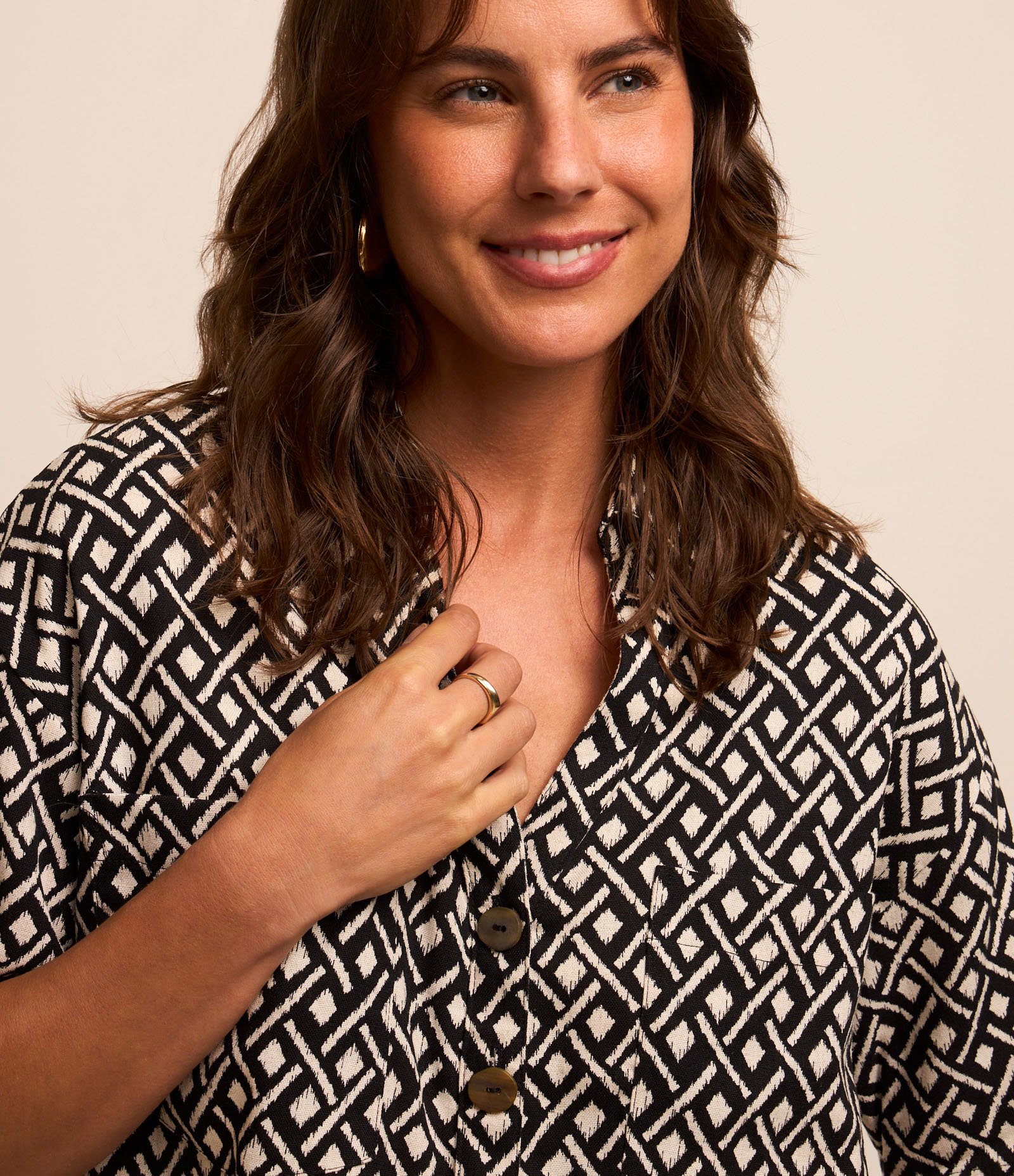 Camisa em Viscolinho com Estampa Geométrica com Botões Frontais Preto 3