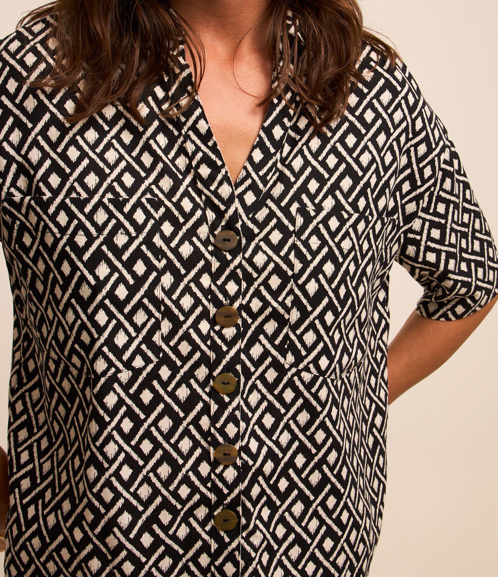 Camisa em Viscolinho com Estampa Geométrica com Botões Frontais Preto 4