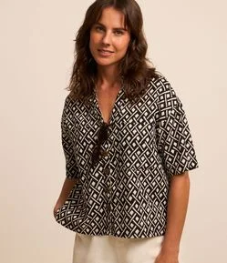 Camisa em Viscolinho com Estampa Geométrica com Botões Frontais