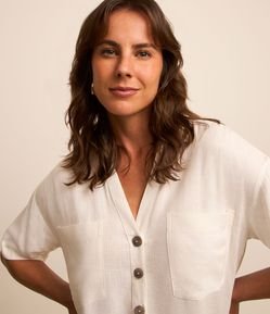 Camisa em Viscolinho com Bolsos Grandes e Abotoamento