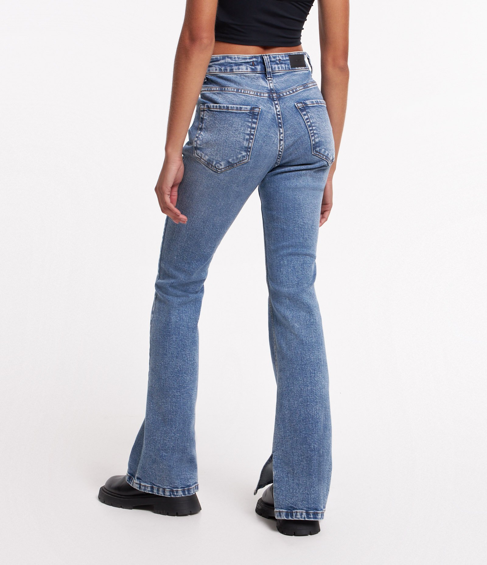 Calça Bootcut em Jeans Marmorizado e com Fenda na Barra Azul 3