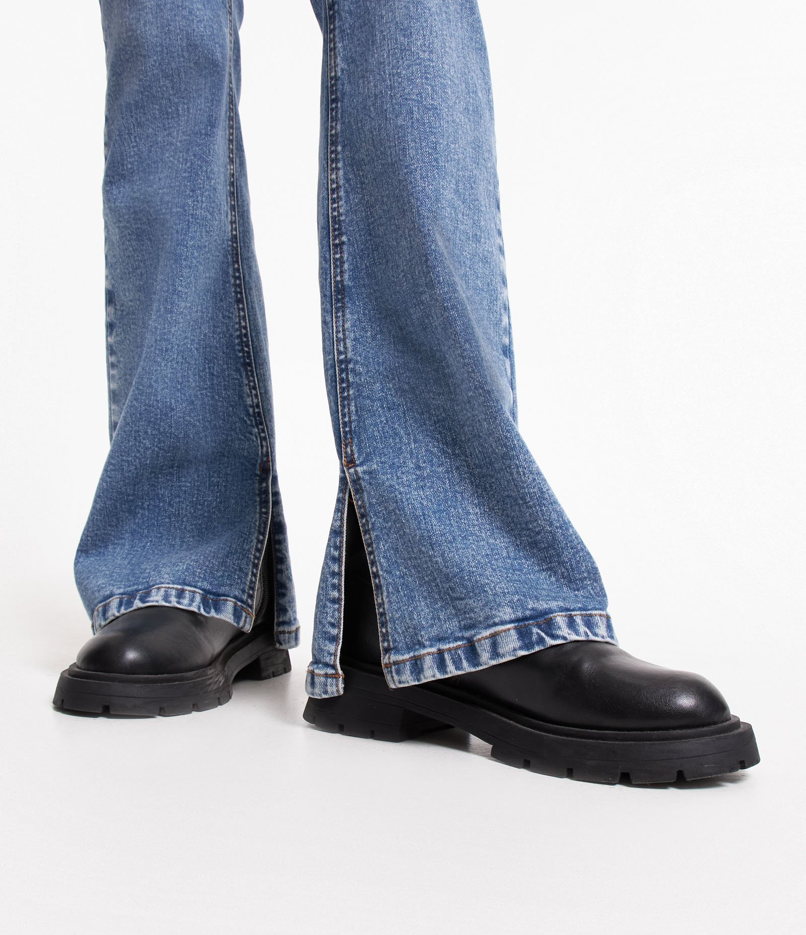 Calça Bootcut em Jeans Marmorizado e com Fenda na Barra Azul 6