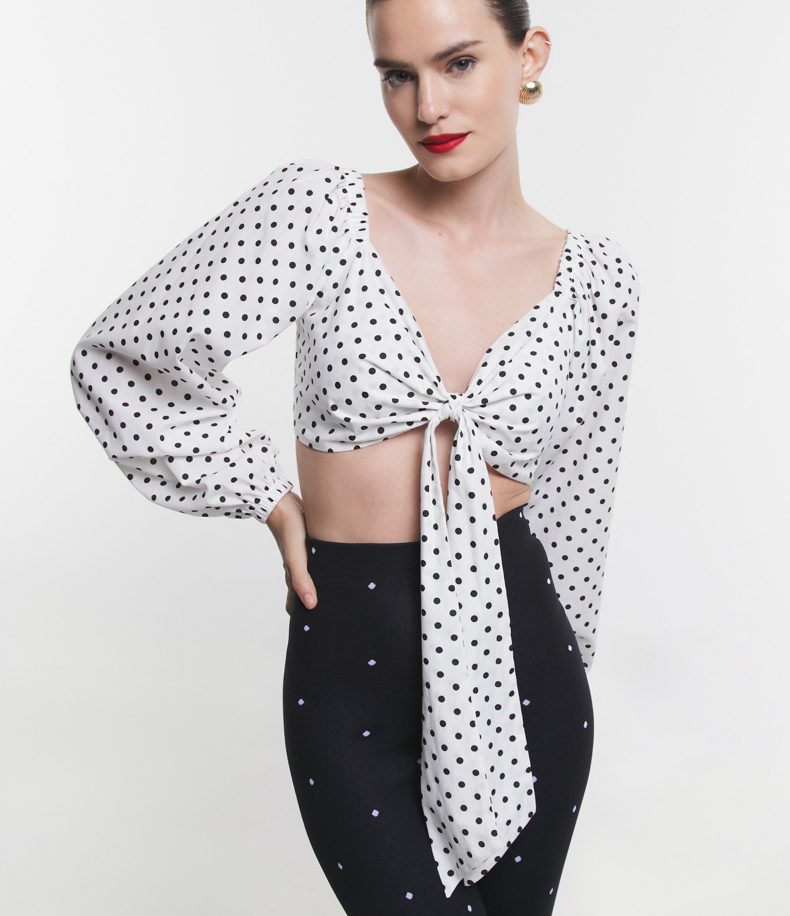 Blusa Cropped em Tricoline Poá com Amarração e Manga Bufante Branco 1