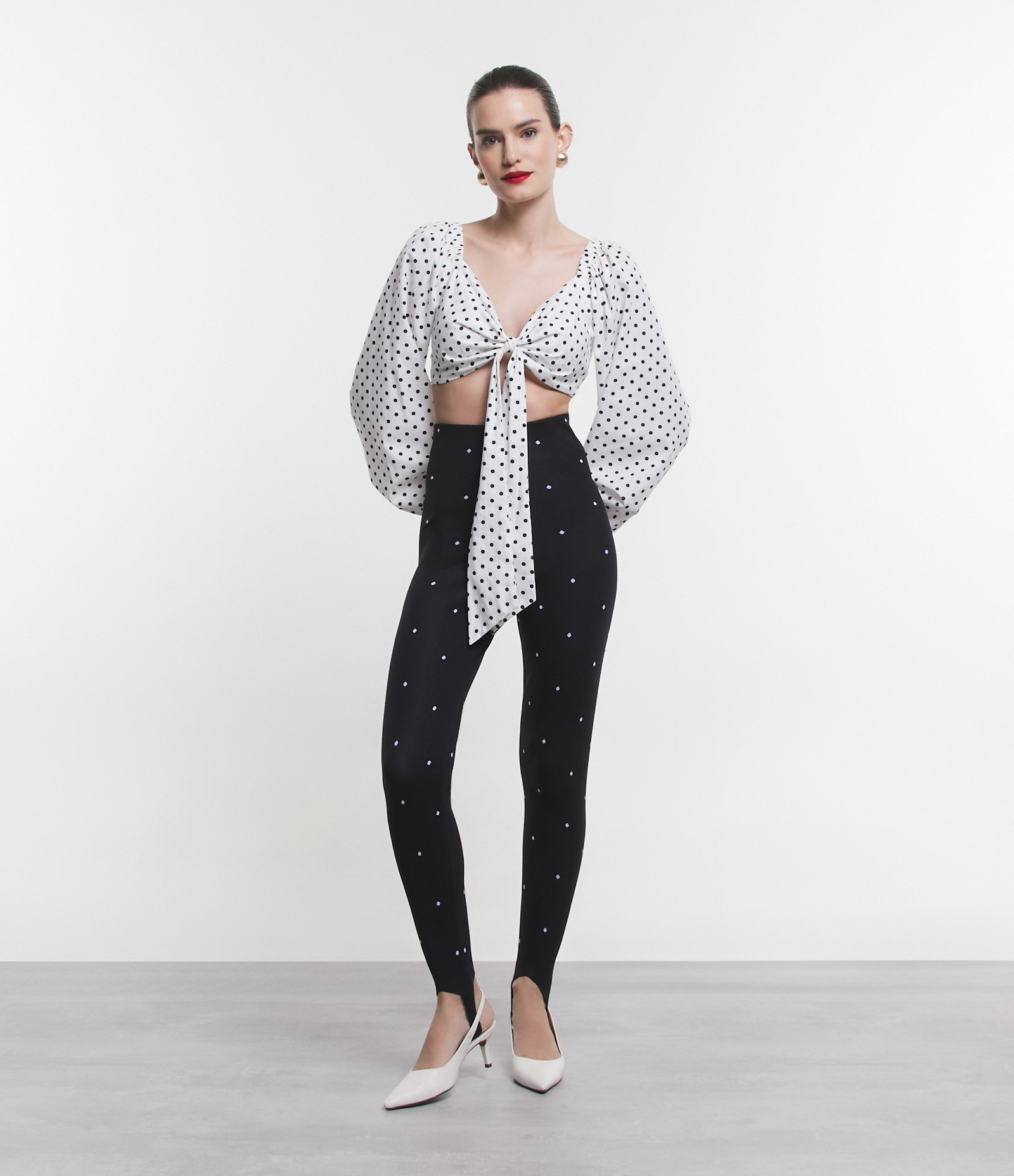 Blusa Cropped em Tricoline Poá com Amarração e Manga Bufante Branco 2