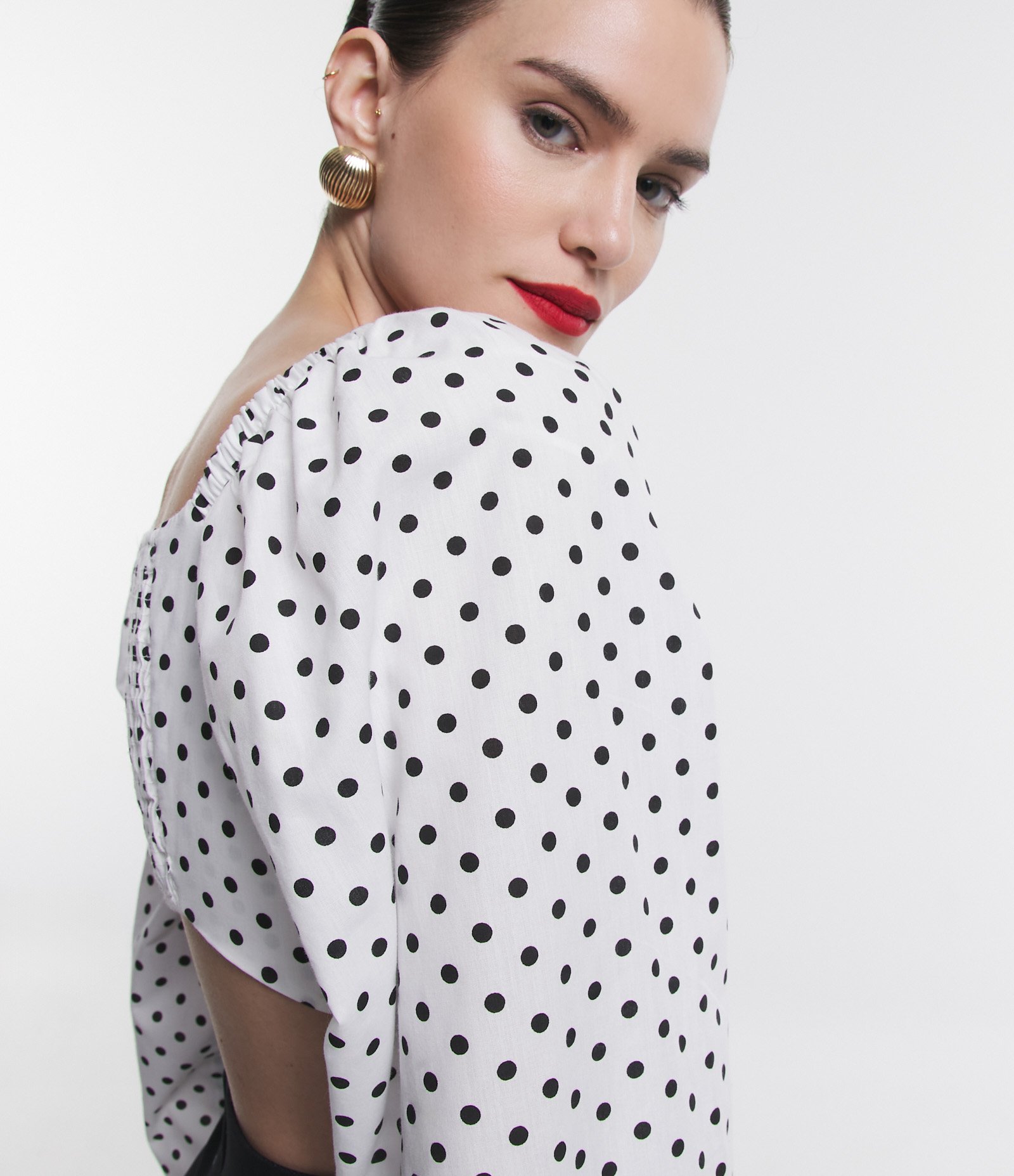 Blusa Cropped em Tricoline Poá com Amarração e Manga Bufante Branco 3