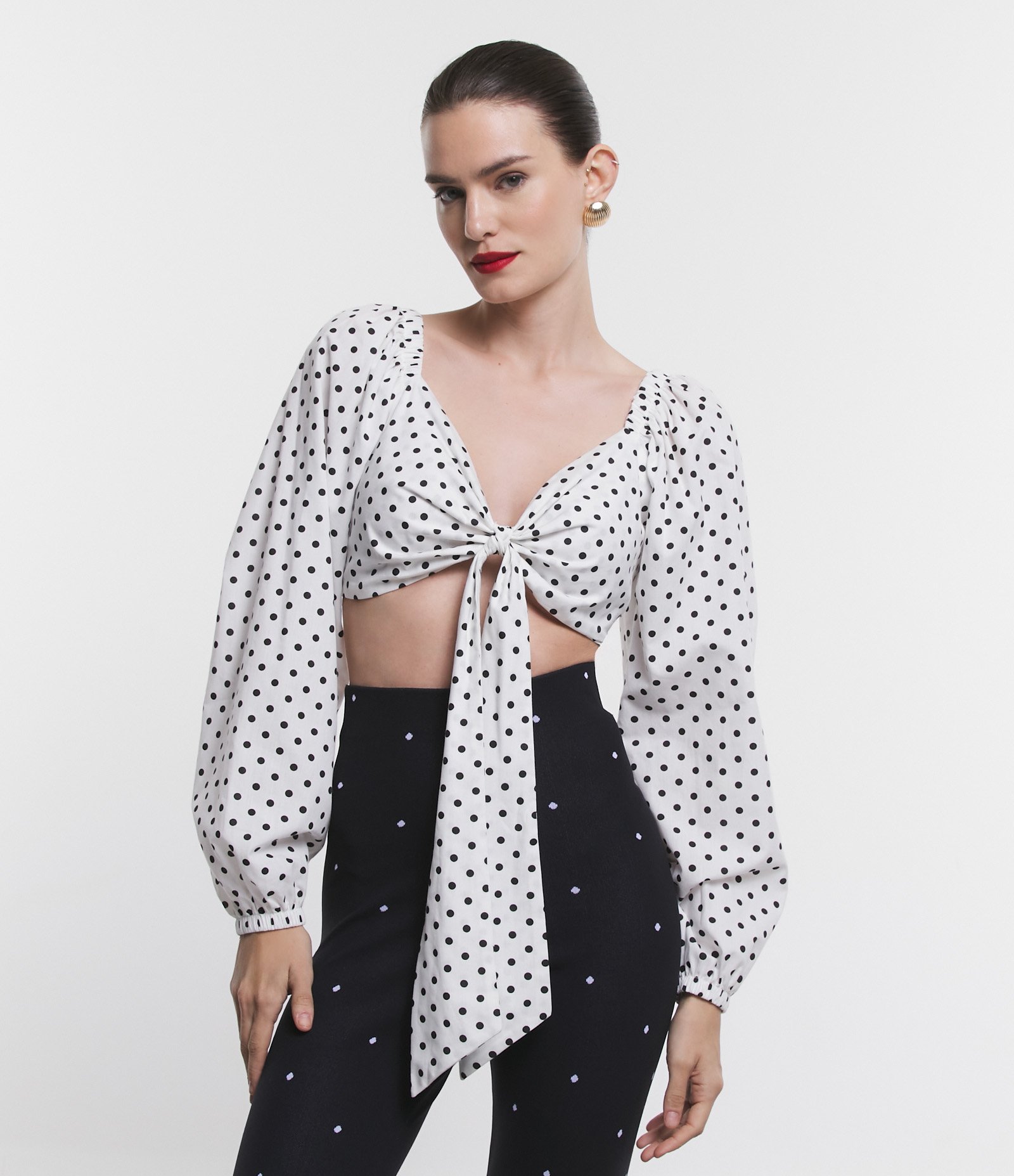 Blusa Cropped em Tricoline Poá com Amarração e Manga Bufante Branco 4