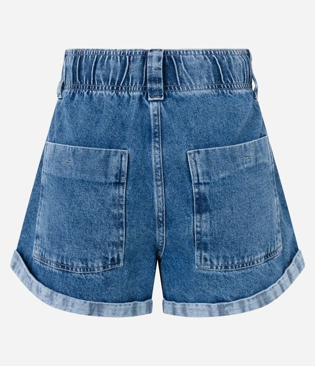Shorts confeccionado em jeans. Possui bolsos funcionais frontais e  posteriores. Cós com passante…