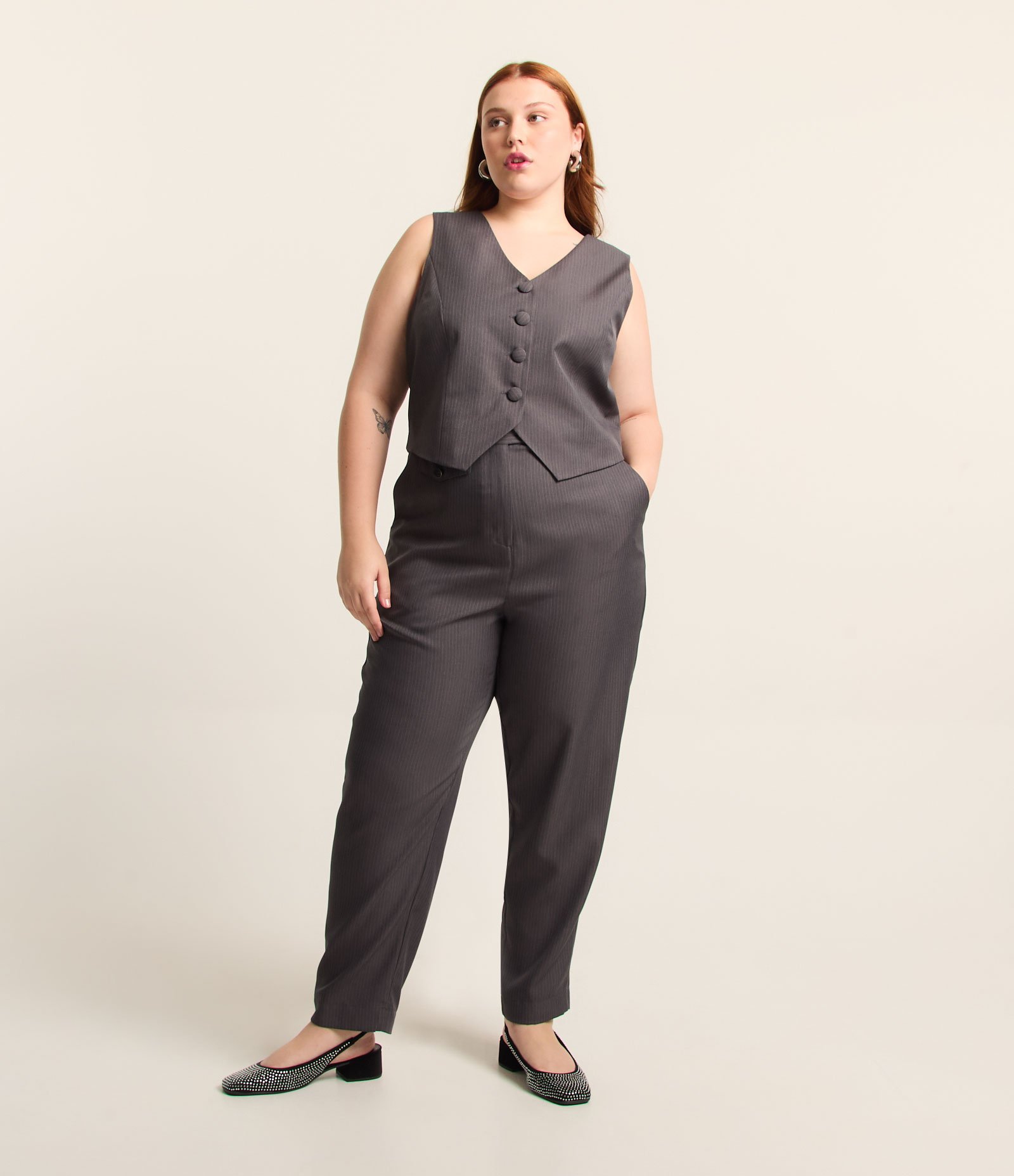 Calça Reta Alfaiataria Listrada Risca de Giz Curve & Plus Size Cinza 1