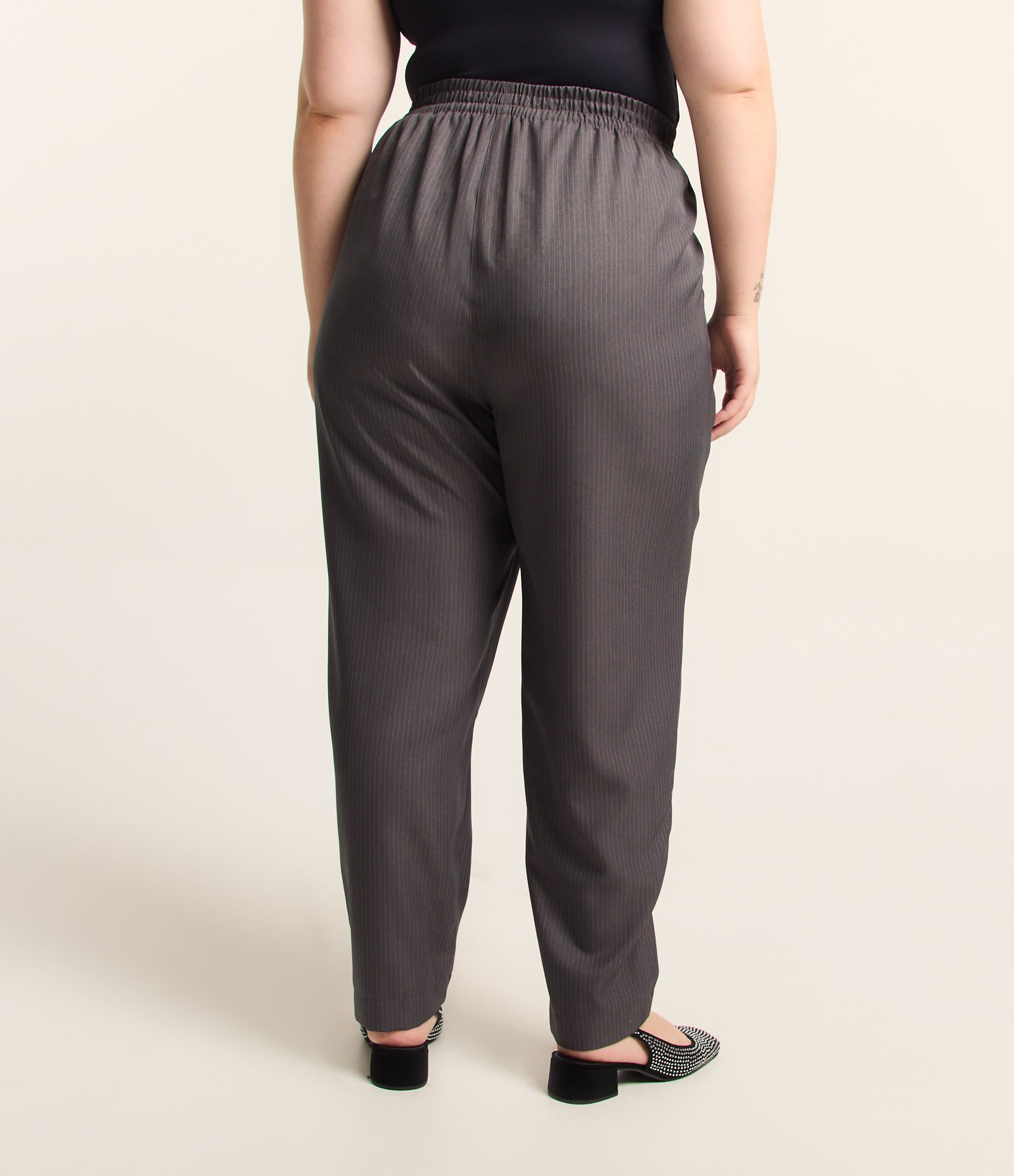 Calça Reta Alfaiataria Listrada Risca de Giz Curve & Plus Size Cinza 3