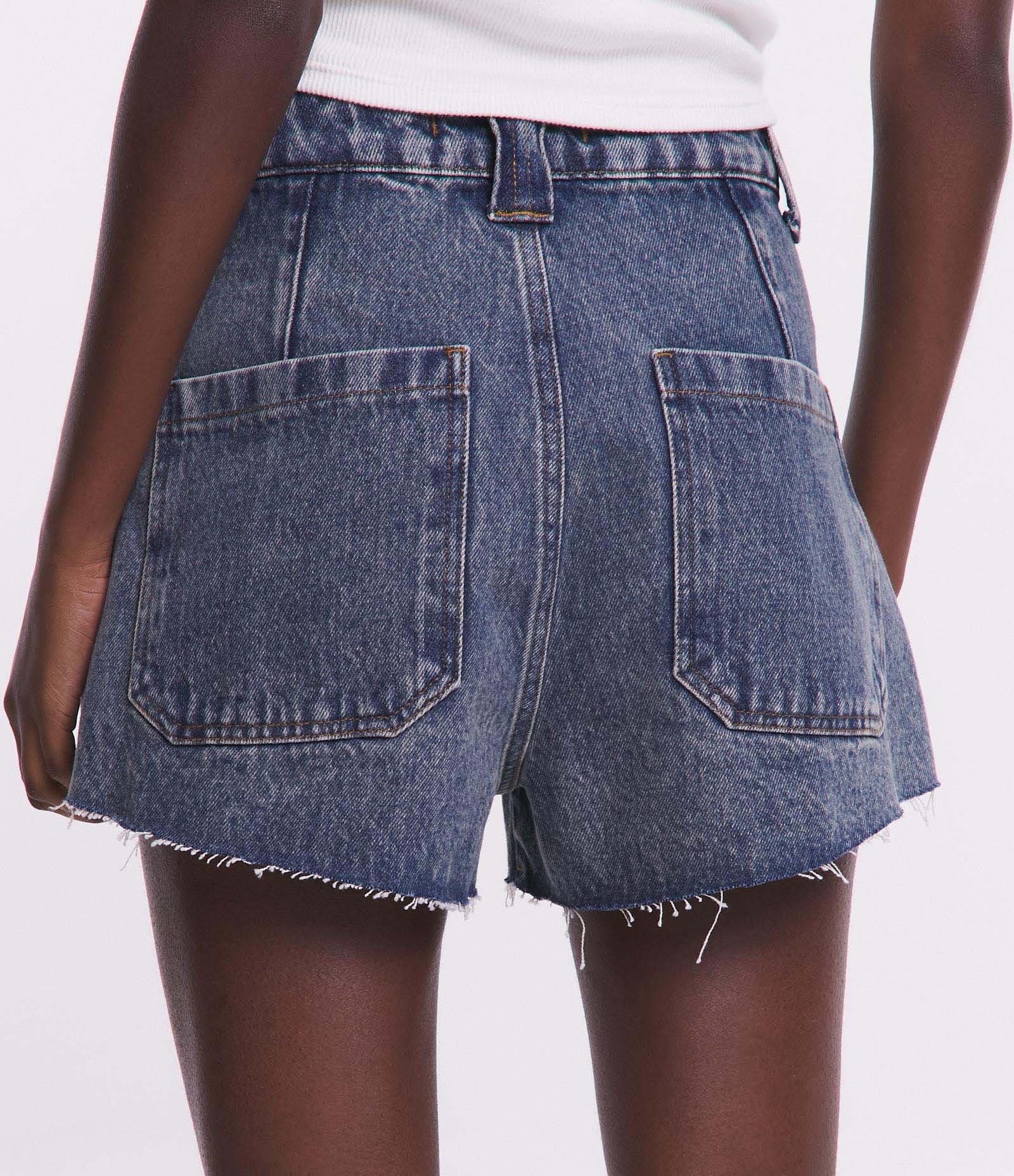 Short Cintura Alta em Jeans com Barra a Fio Azul 3