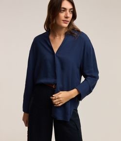 Camisa em Viscolinho com Gola Padre e Abotoamento