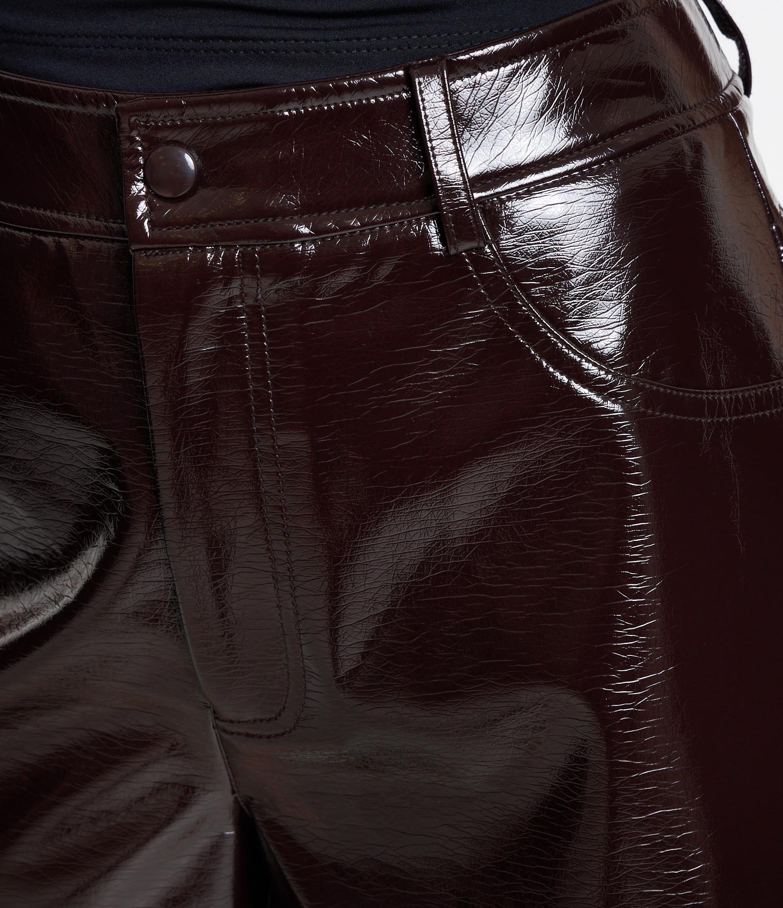 Short Curto em Vinil com Bolsos Marrom Escuro 4