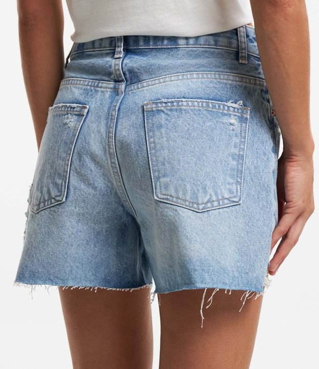 Short Cintura Baixa Meia Coxa em Jeans com Rasgos Azul 3