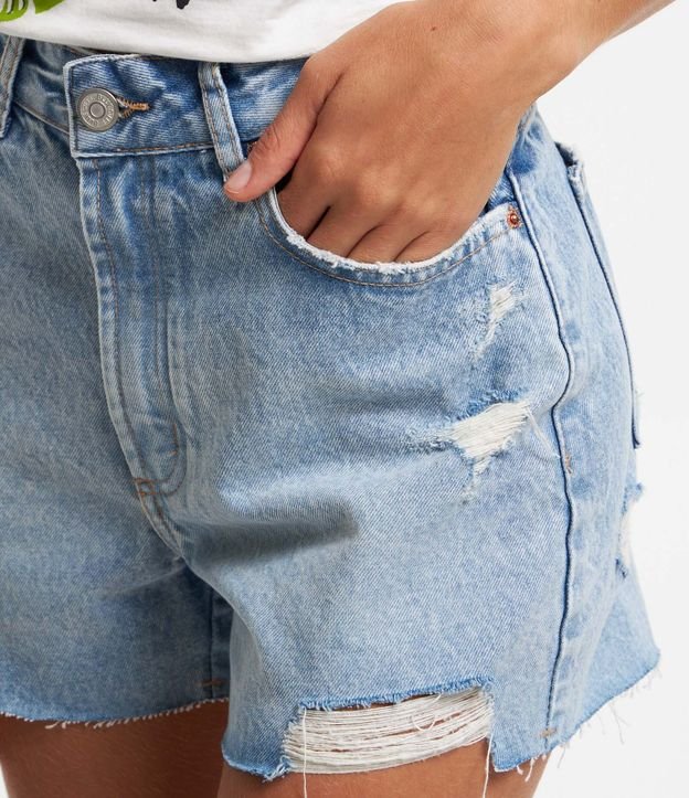 Short Cintura Baixa Meia Coxa em Jeans com Rasgos Azul 4