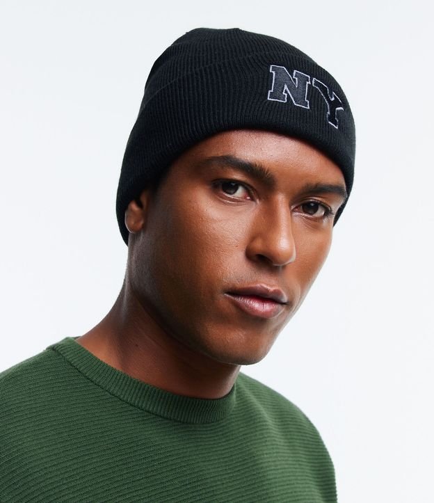 Gorro em Tricô com Bordado NY e Barra Dobrada